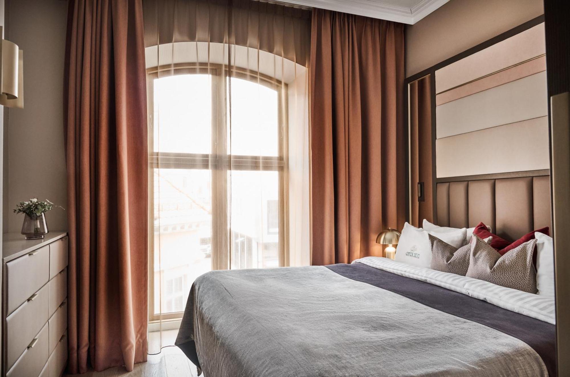 Opus 16 Hotel Bergen Exterior photo A bedroom with curtains