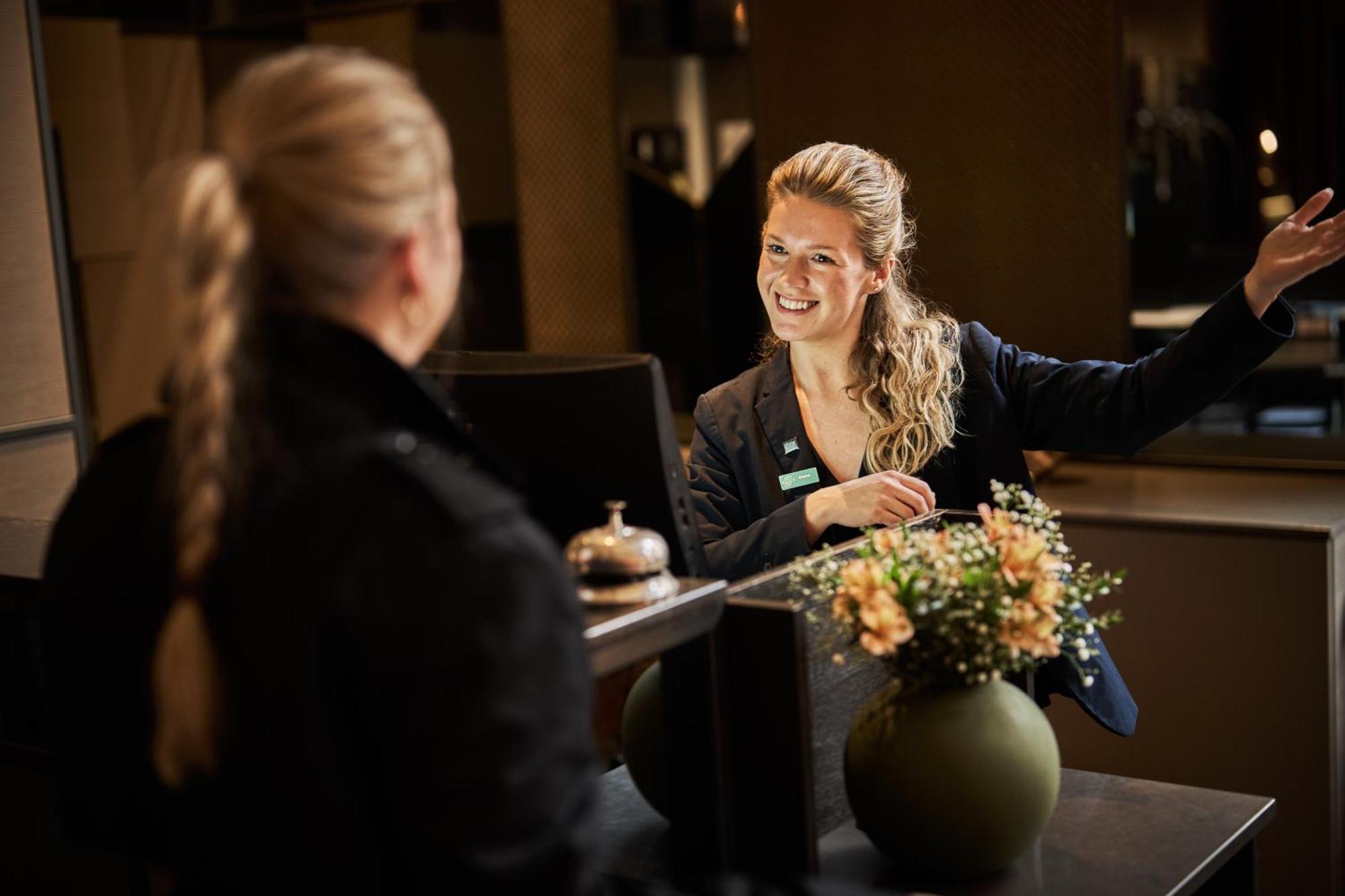 Opus 16 Hotel Bergen Exterior photo A hotel receptionist